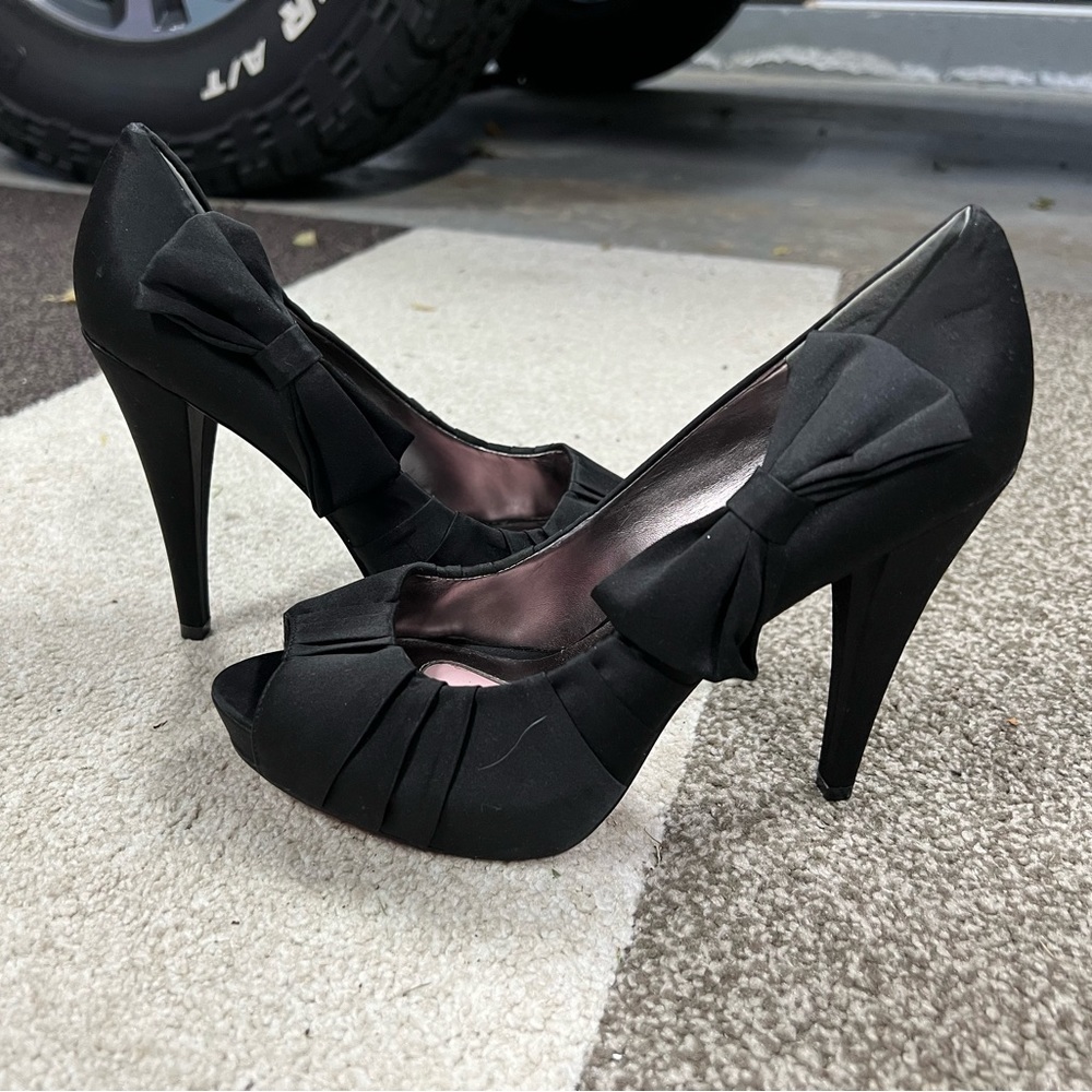 Paris Hilton 6.5 black bow pumps